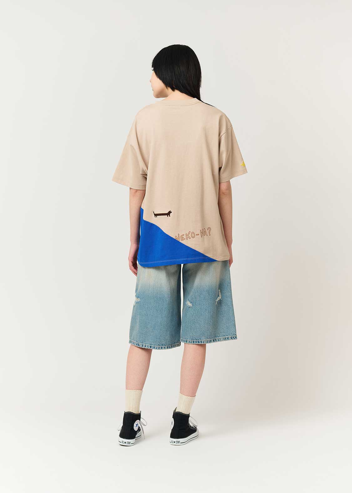 Nagasugiru Inu Playing With Waves | Seaside Switching Big Silhouette T-Shirt - Image 10